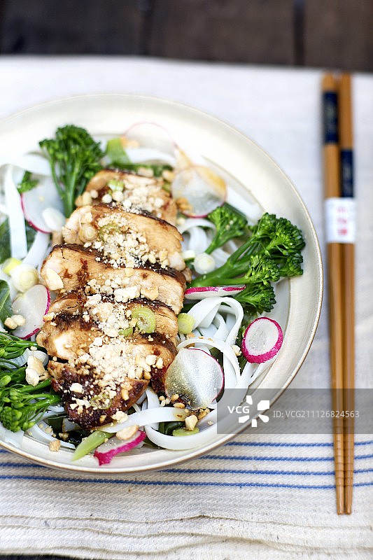 鸡肉西兰花萝卜米粉（亚洲美食）图片素材