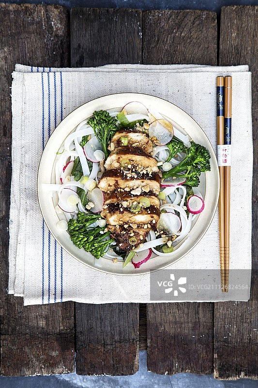 鸡肉西兰花萝卜米粉（亚洲美食）图片素材