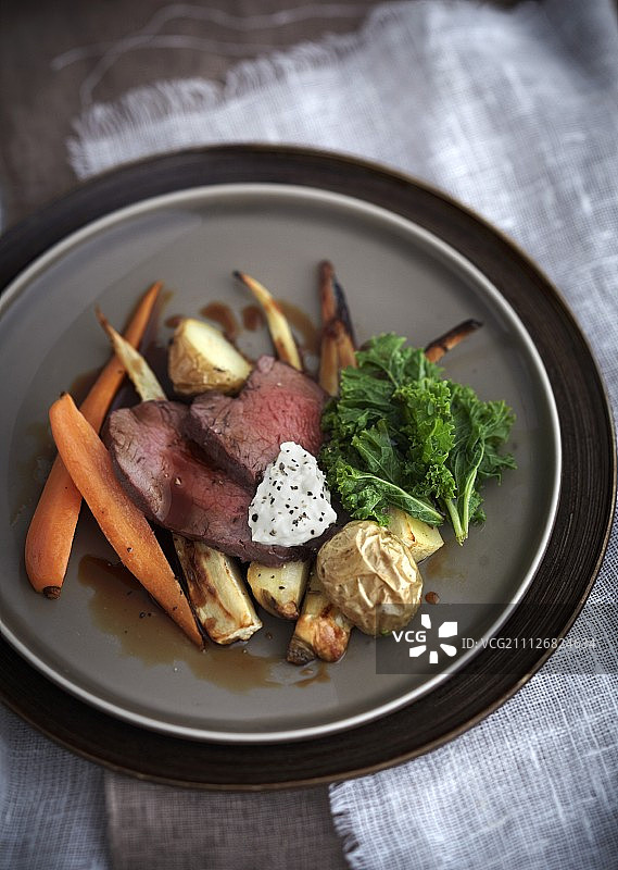 烤牛肉配烤蔬菜图片素材