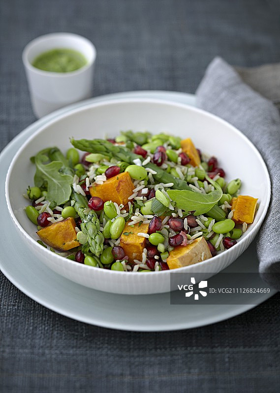 米饭和蔬菜沙拉，配石榴籽和芥末酱图片素材