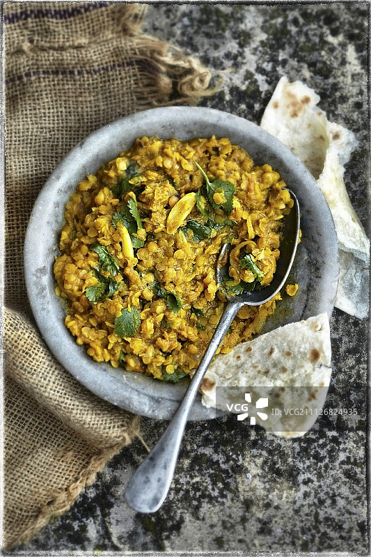 咖喱蒜香芫荽烩黄色小扁豆图片素材