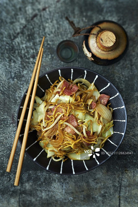 日式炒面配蔬菜和山崎图片素材