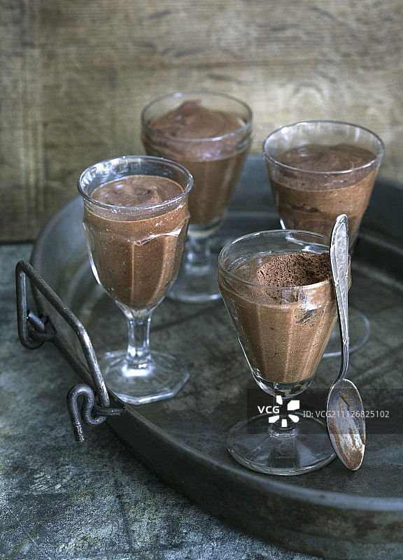 托盘上的四杯巧克力慕斯图片素材