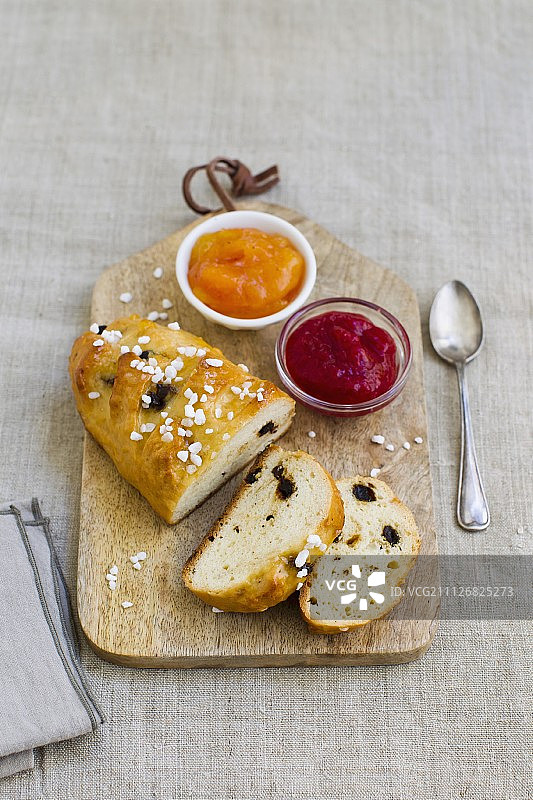 带有糖粒和果酱的葡萄干面包图片素材