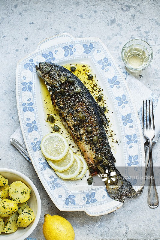炸鳟鱼配刺山柑和香芹土豆图片素材