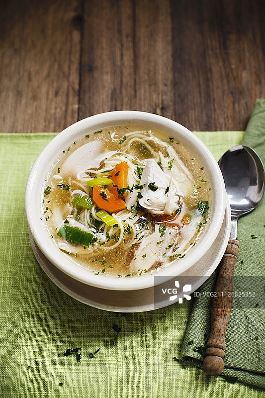 玻璃碗里的鸡肉面图片素材