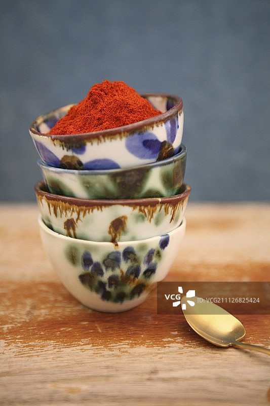 一堆陶瓷碗中的藏红花粉图片素材
