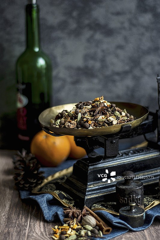 旧厨房秤上的热红酒香料图片素材