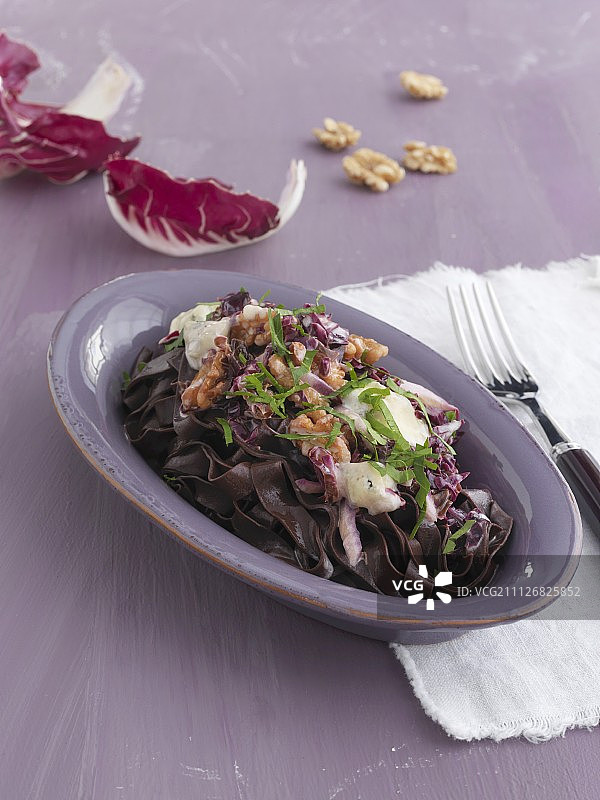 可可意大利面配戈贡佐拉和红菊苣图片素材