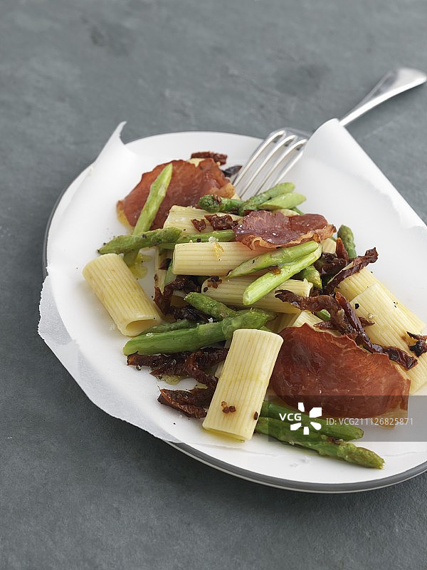 双螺旋面搭配芦笋、意大利熏火腿和番茄干图片素材