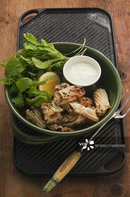 烤鱿鱼配酸奶酱和香草沙拉图片素材