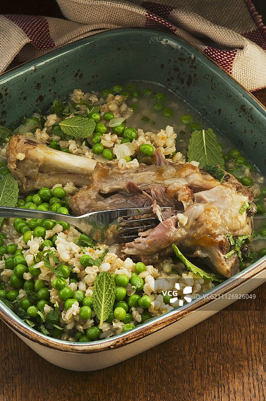 配大麦、豌豆和薄荷的羊腿图片素材