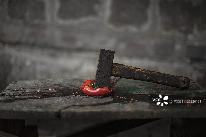 木桌上被压扁的番茄和锤子图片素材