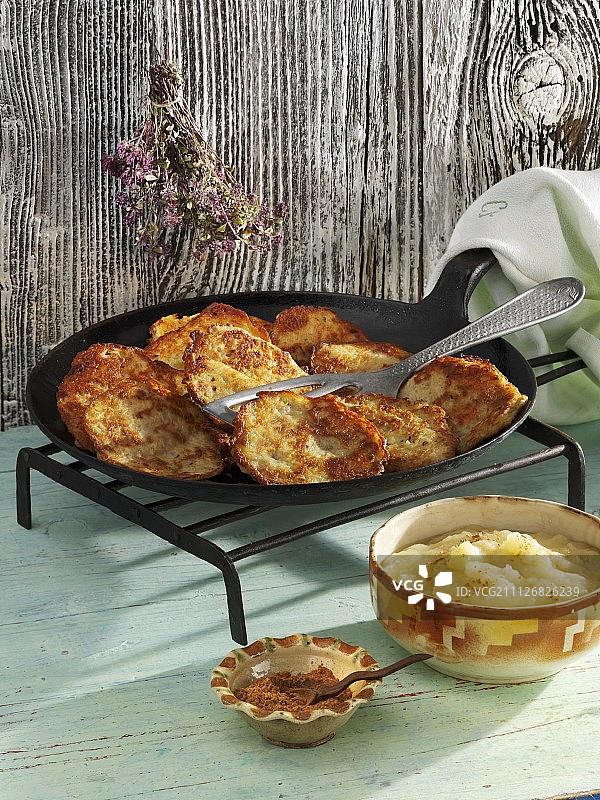 土豆饼配苹果酱和肉桂图片素材