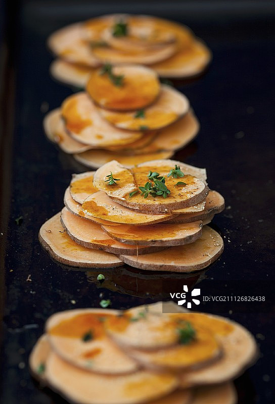 新鲜百里香烤红薯片图片素材