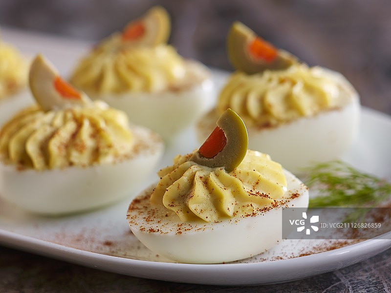 橄榄装饰的魔鬼蛋图片素材