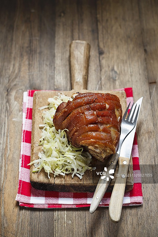 猪肘和凉拌卷心菜图片素材