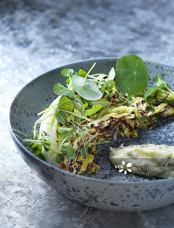 烤白菜配刺山柑酱和水田芥图片素材