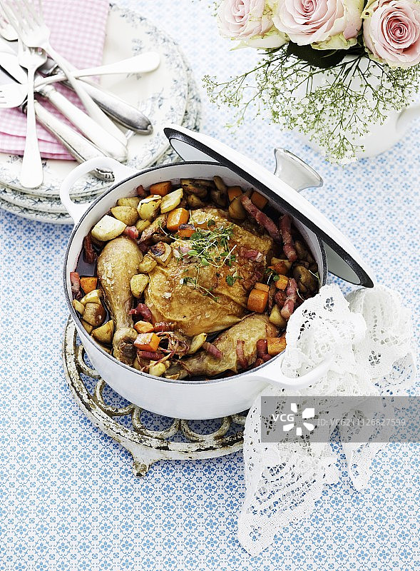 砂锅中的法式红酒炖公鸡图片素材