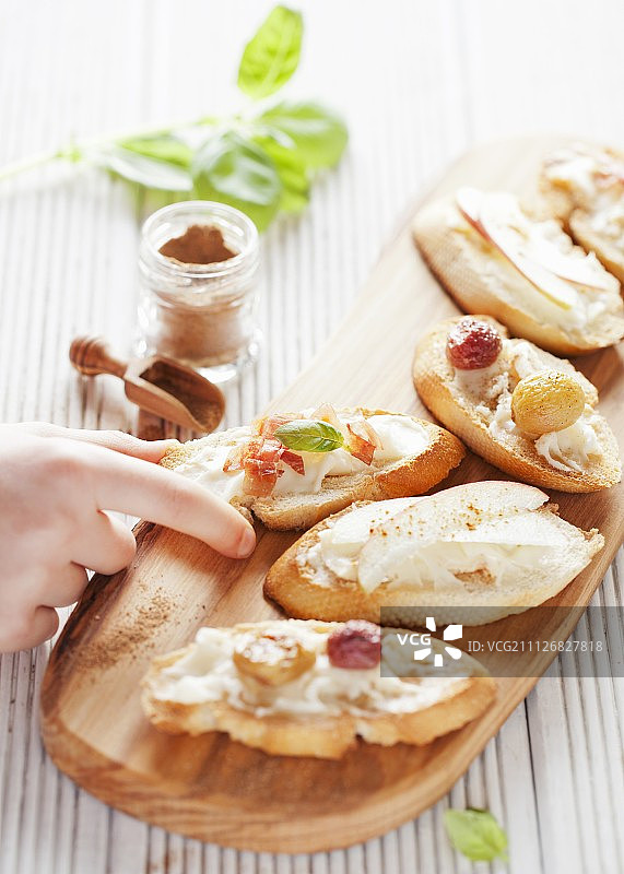 塔雷吉欧奶酪烤面包片图片素材