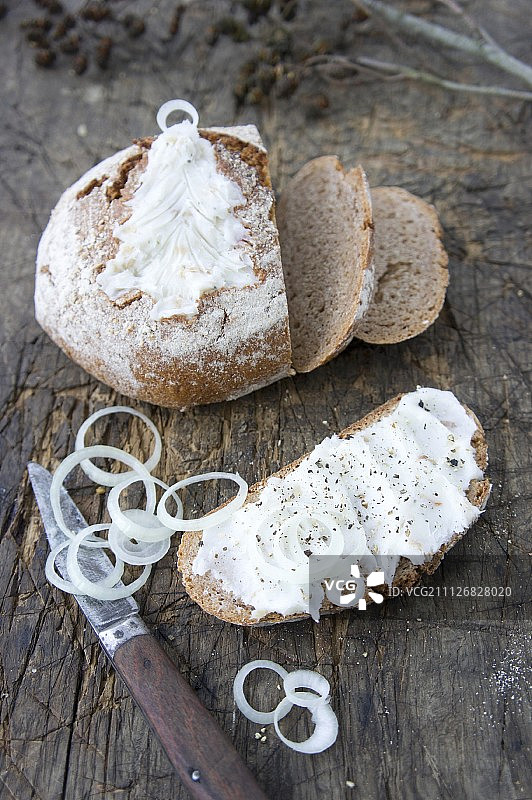 面包片和洋葱圈，前面放着切片面包图片素材