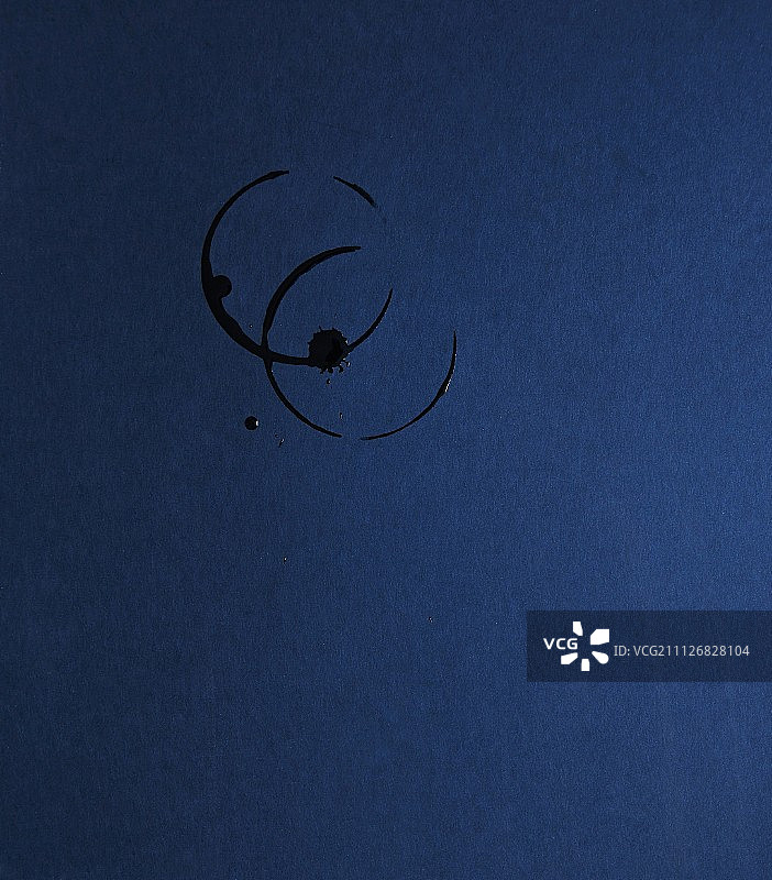 深蓝色表面上的玻璃印记图片素材