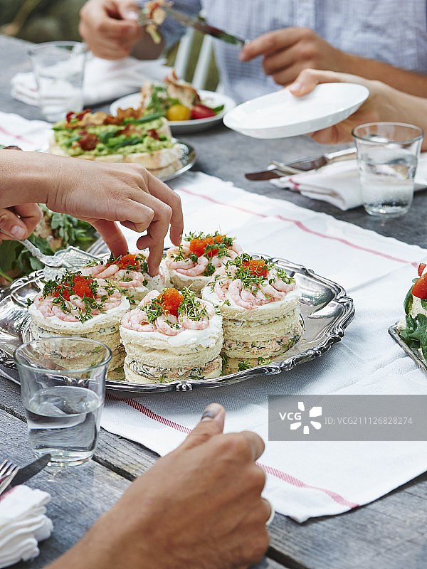 配有鲑鱼和虾的瑞典三明治蛋糕图片素材