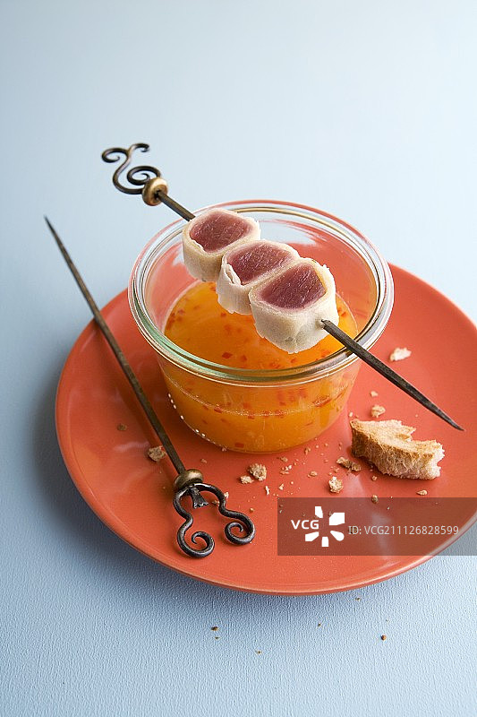 金枪鱼酥脆卷配卡瓦永甜瓜汤图片素材