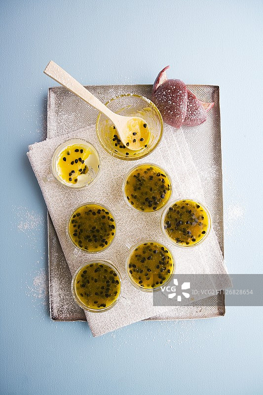 百香果沙司佐香茅意式奶冻图片素材