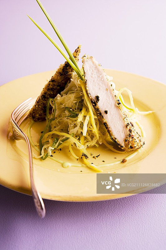 海苔芝麻兔肉片配芥末卷心菜沙拉和蒜泥蛋黄酱图片素材