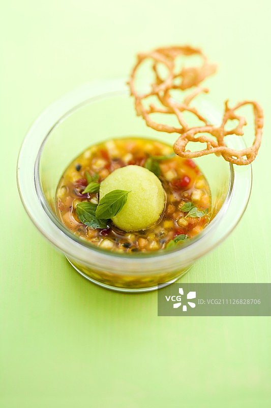 夏季水果蔬菜汤配罗勒和甜瓜冰糕，以及盛在玻璃杯中的香草脆皮图片素材