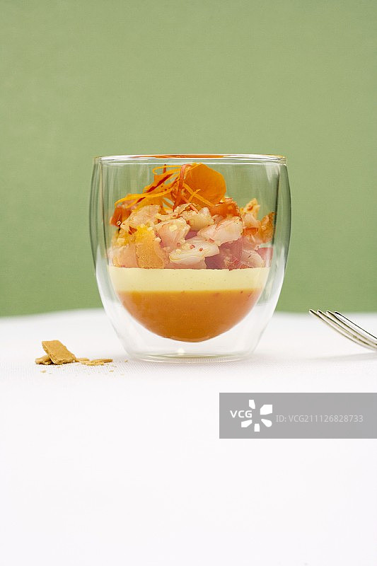 鲜虾柑橘沙拉，搭配酸奶油慕斯、橙子辣椒冻图片素材