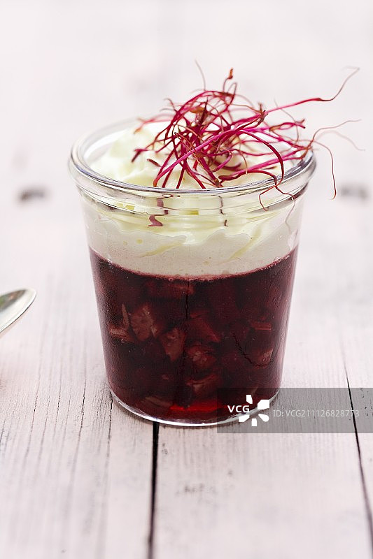玻璃杯中加入芥末泡沫的顶级水煮牛肉和甜菜根阿斯匹克图片素材