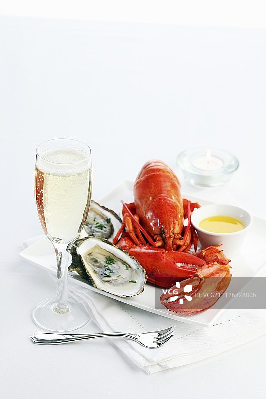 熟龙虾配黄油生蚝香槟图片素材