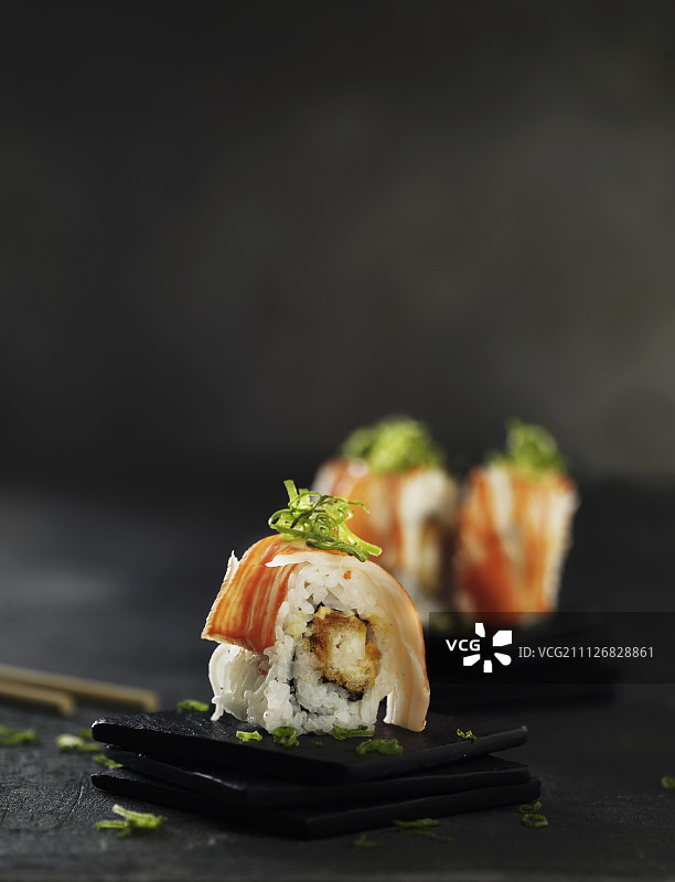 海苔装饰的寿司卷小石板菜肴图片素材