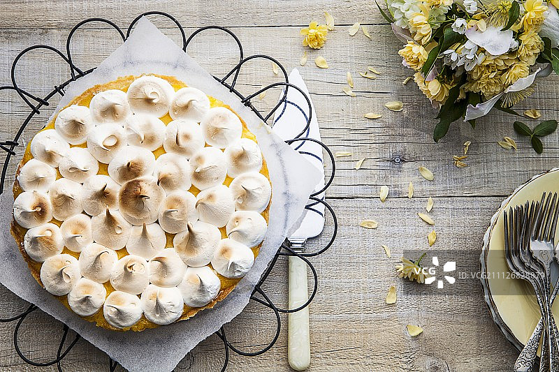 金属架上的柠檬蛋白派图片素材