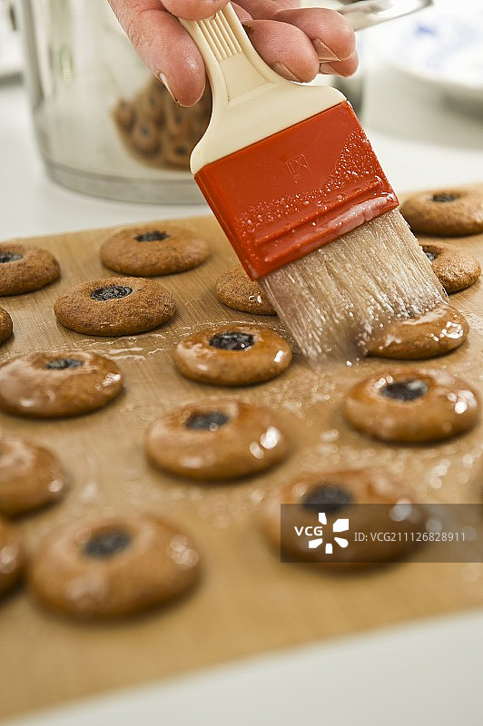 正在刷釉的姜饼图片素材