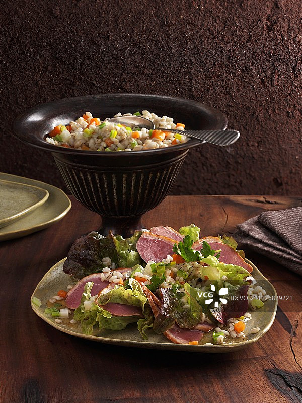 烟熏鸭胸大麦沙拉图片素材