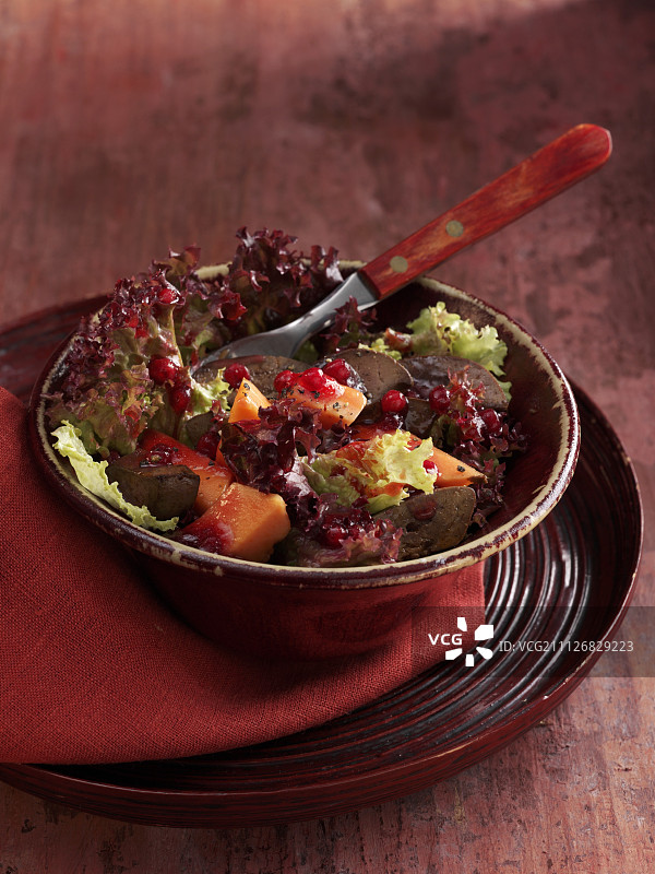 搭配鸭肝和木瓜的罗莎红生菜沙拉，越橘调味图片素材