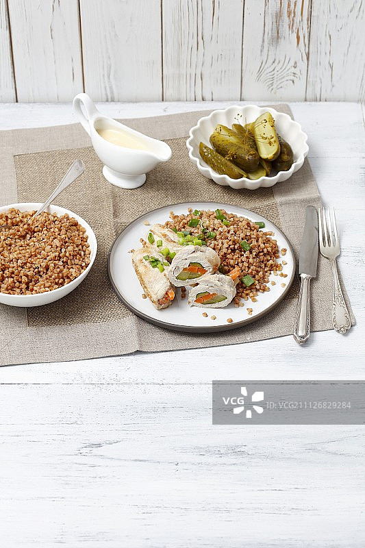 西葫芦胡萝卜猪肉卷配辣根酱和荞麦图片素材