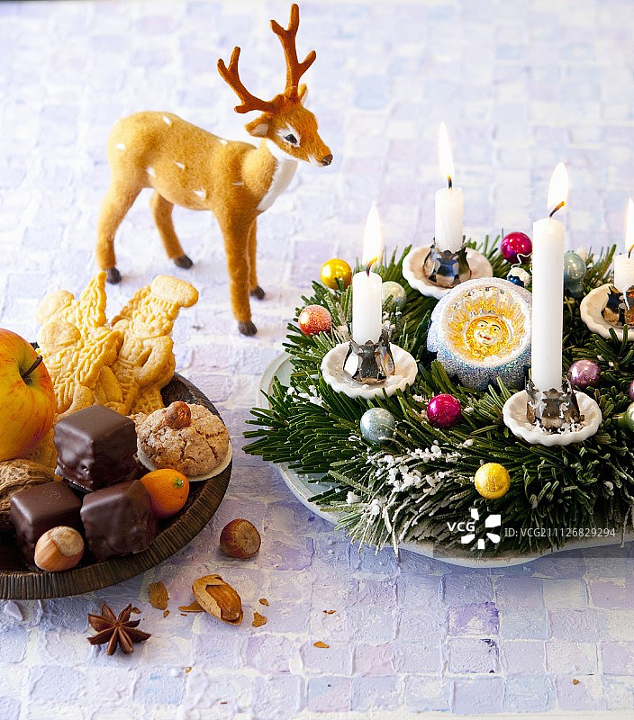 基督降临节花环和一盘饼干图片素材