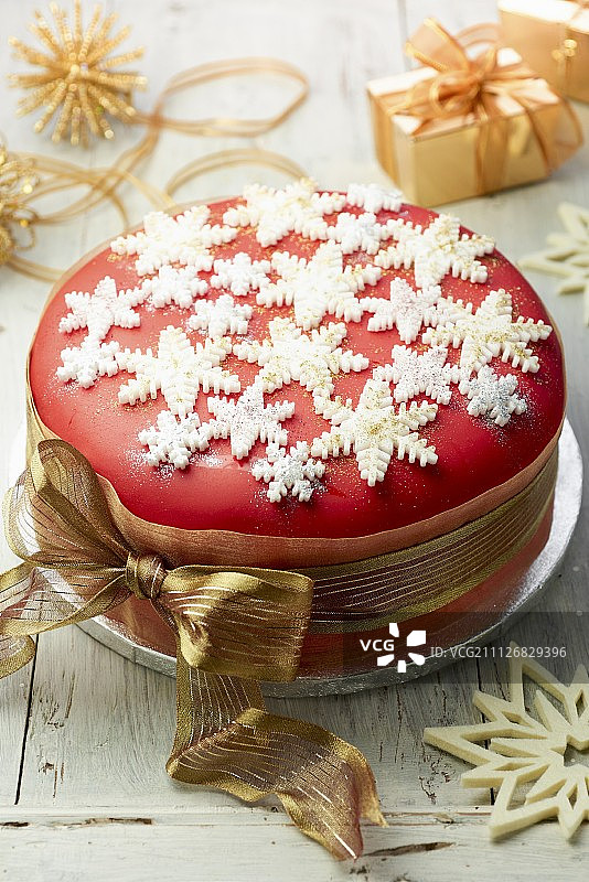 用糖雪花和金色丝带装饰的圣诞蛋糕图片素材
