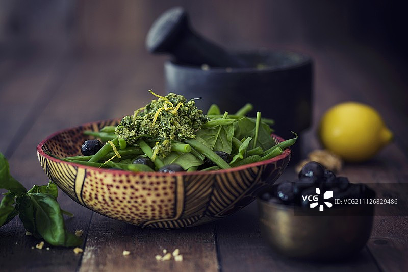 含菠菜、橄榄和柠檬香蒜酱的豆类沙拉（低碳）图片素材