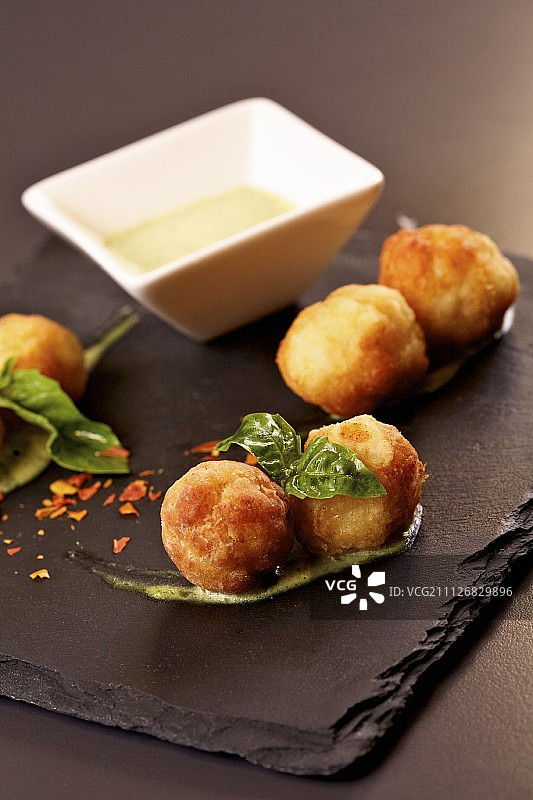 酸奶香蒜酱鱼丸图片素材