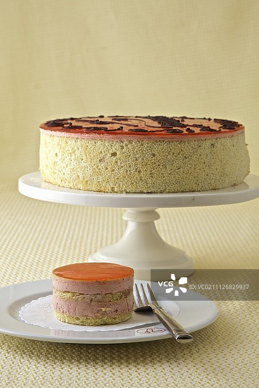 百香果海绵手指蛋糕配覆盆子慕斯和樱桃糖浆（法国）图片素材