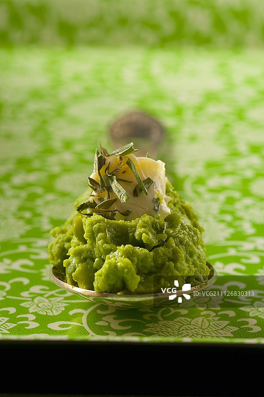 搭配帕尔马干酪和干龙蒿的蚕豆酱图片素材