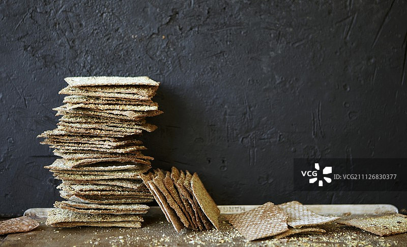 亚麻籽南瓜籽海盐脆面包图片素材