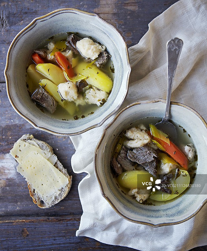 牛肉蔬菜饺子汤配面包和奶酪图片素材