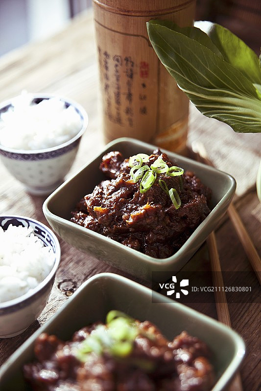 慢烤四川牛肉胸肉配米饭和小白菜（中国）图片素材