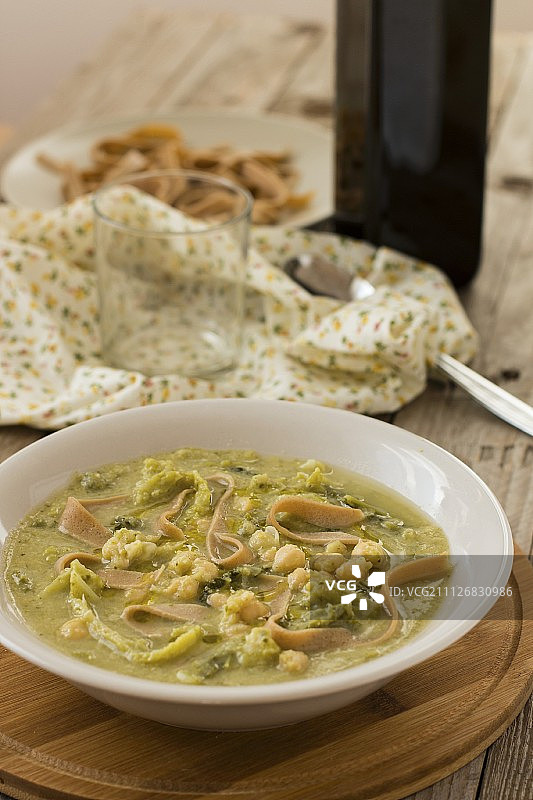 鹰嘴豆卷心菜意面汤图片素材